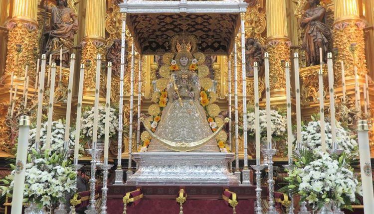 La Virgen del Rocío ya se encuentra entronizada en su paso procesional para la Romería 2018
