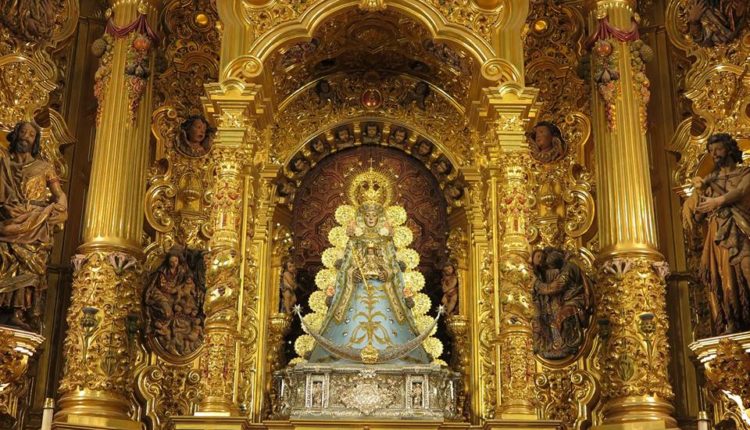 La Virgen del Rocío luce el traje celeste para el tiempo de Adviento y la festividad de la Inmaculada Concepción