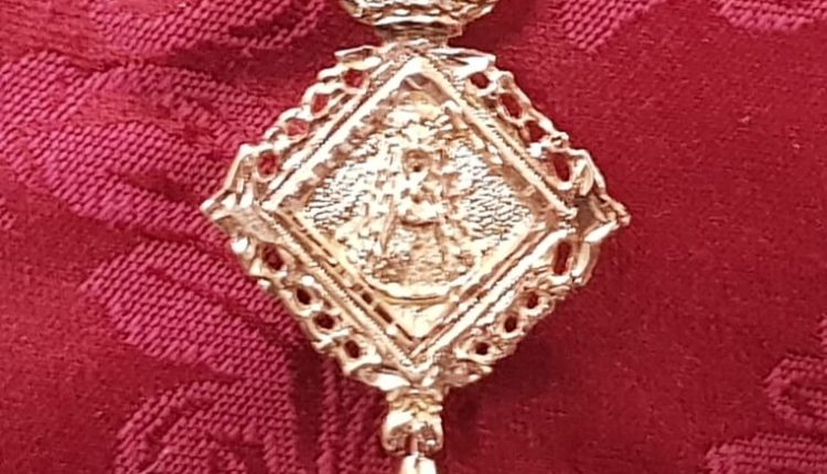 Hermandad de Moguer – La Hermandad obsequia a la Virgen del Rocío con un Broche de Oro