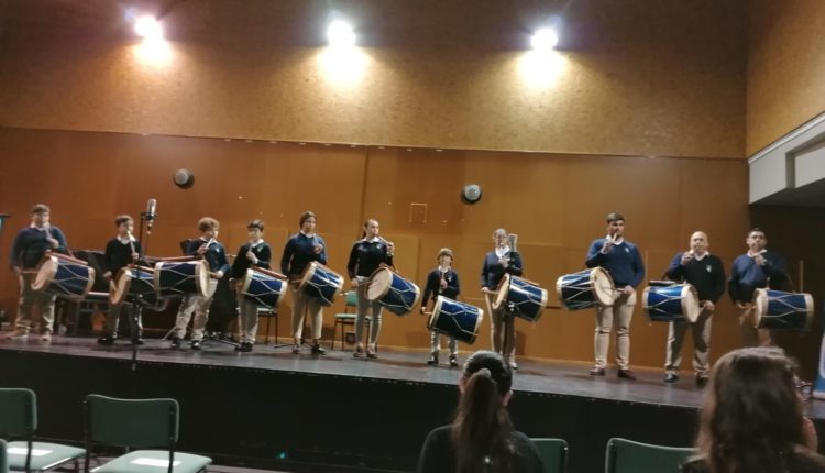 Hermandad de Emigrantes – La Escuela de Tamborileros de Emigrantes participa en un concierto del Conservatorio con motivo del Día de Andalucía