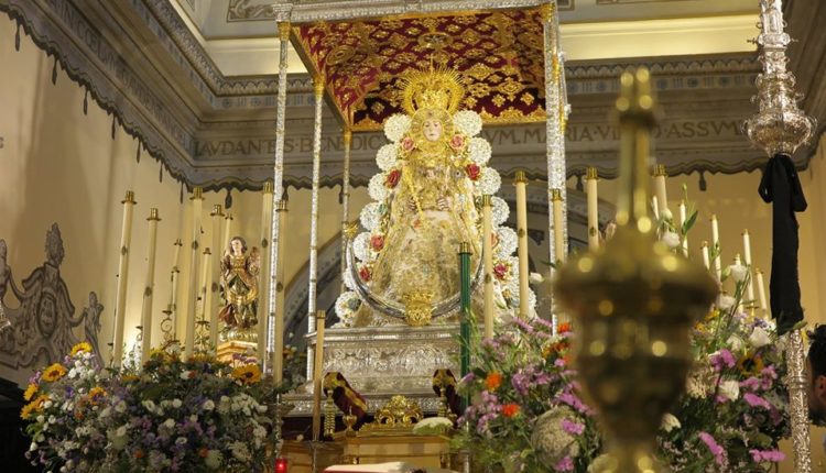 La Virgen del Rocío en su paso procesional, que data de 1933