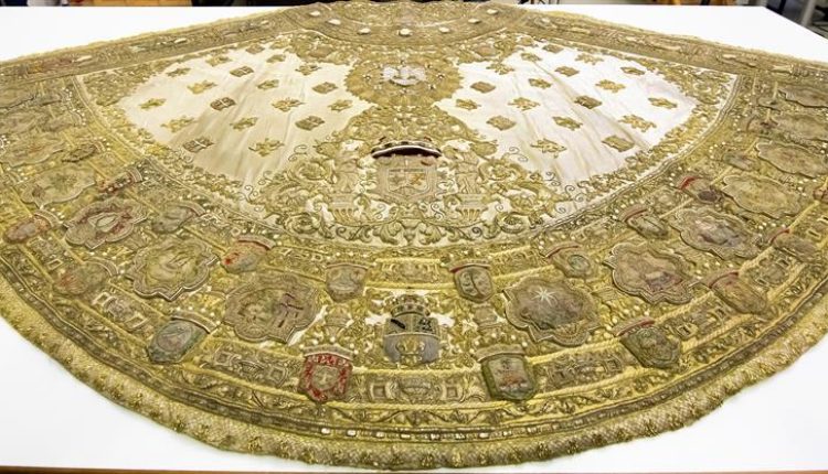 Trabajos de limpieza del Manto de Los Apóstoles de Ntra. Sra. del Rocío