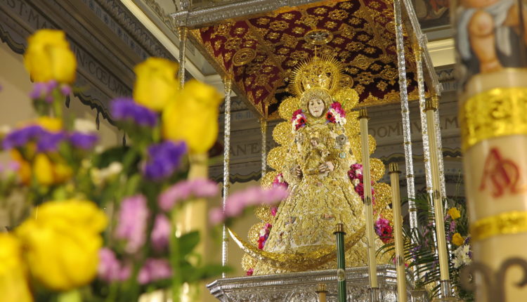 La Virgen del Rocío amanece en su paso a las puertas de un Rocío de Esperanza