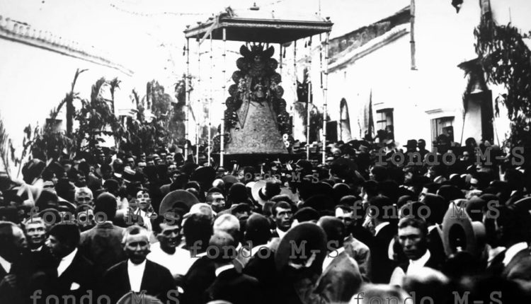 La procesión de Reina de la Virgen del Rocío por Almonte