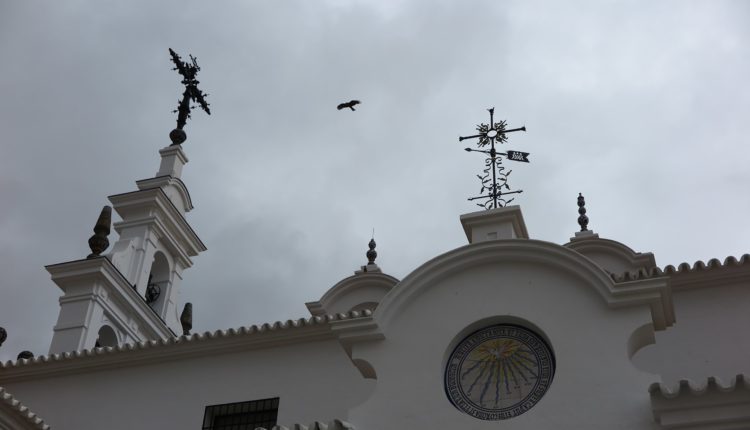 Santuario del Rocío – Colocación del reloj de sol y de la veleta
