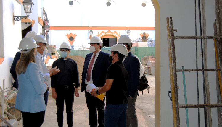 El alcalde de Huelva y la presidenta del Puerto visitan las obras de la casa de hermandad de Emigrantes