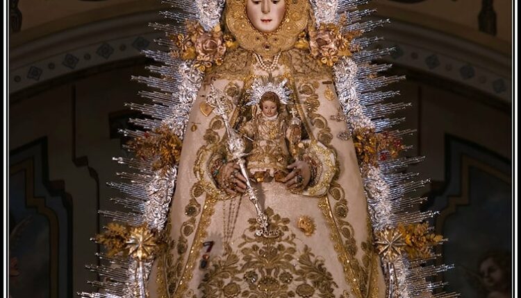 Hoy, 24 de octubre de 2012,  hace justo 9 años amanecía la Santísima Virgen del Rocío en la Parroquia de la Asunción ataviada con sus galas de Reina.