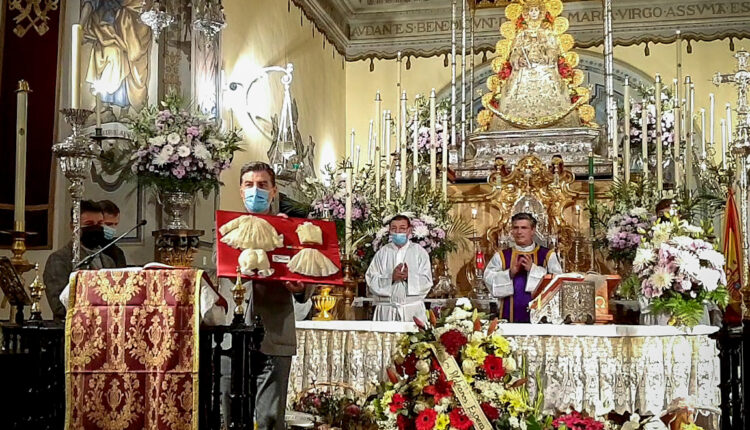 La Casa de Andalucía de Tarragona y Dña. Carmen López-Saez hacen una donación a la Virgen del Rocío