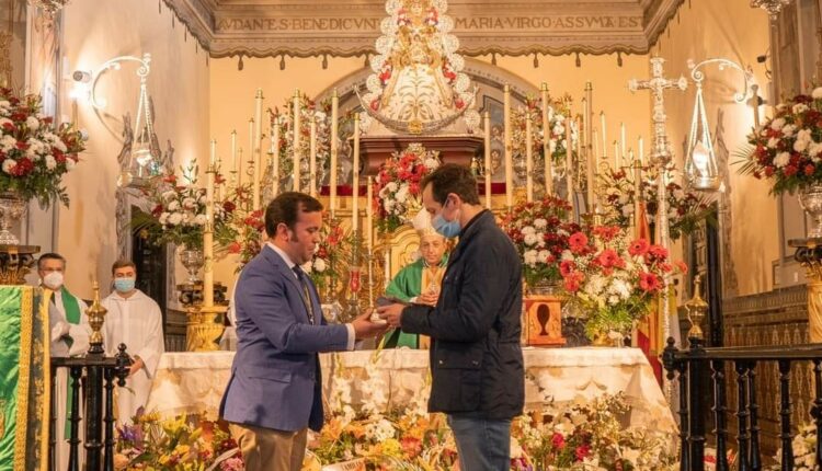 Hermandad de Madrid Sur – Regalo de una medalla de oro a la Virgen del Rocío