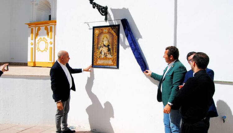 Hermandad de Emigrantes – Bendecido el azulejo donado por la Santa Cruz por el cincuentenario de Emigrantes