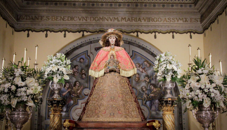 La Virgen del Rocío ya viste de Pastora para su traslado 2022
