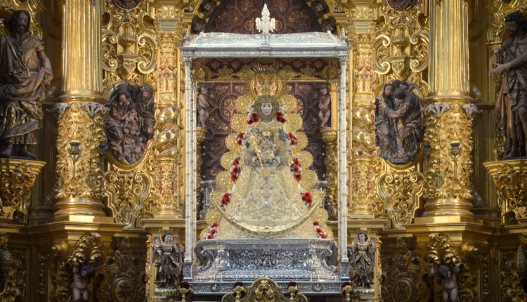 La Virgen del Rocío se viste de Reina para la romería del reencuentro