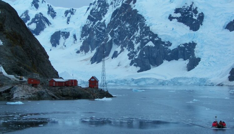 Una imagen de la Virgen del Rocío en la Antartida