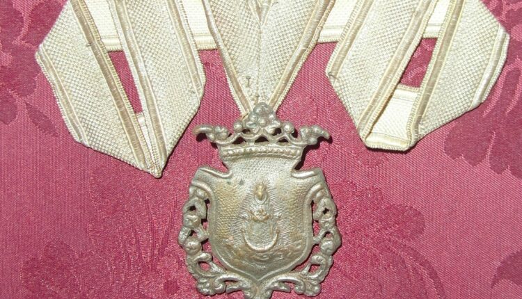 Antigua medalla de la Hermadad Matriz de Almonte de 1919 por Javier Coronel