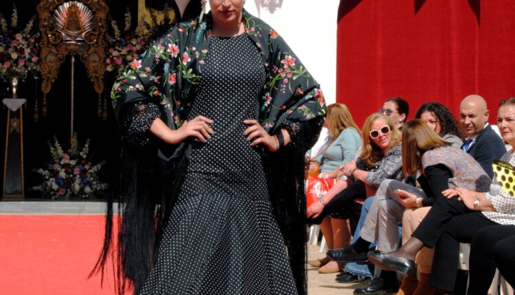 La música y la moda flamenca de Revuelos vuelven a brillar en el patio de la casa del Rocío de Emigrantes
