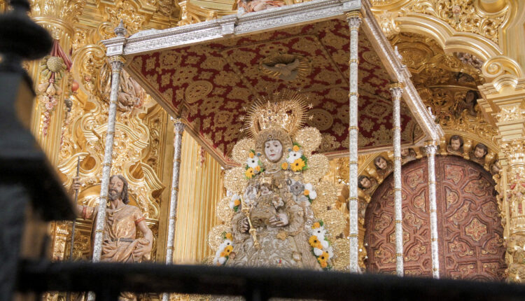 La Virgen del Rocío entronizada en su paso para la Romería 2023