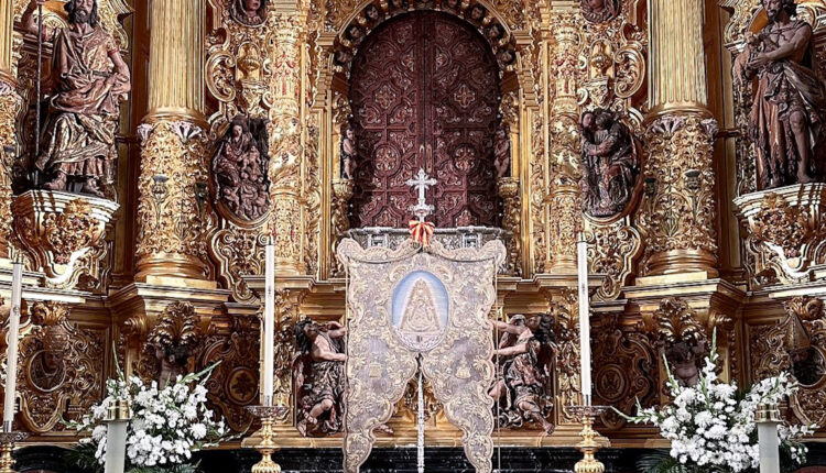 El Simpecado de la Hermandad Matriz ya preside el altar del Santuario de Ntra. Sra. del Rocío