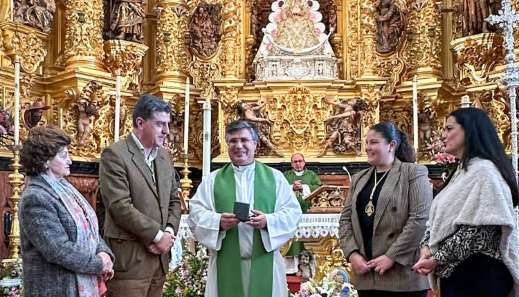 La Hermandad de Jaén regala un broche a la Virgen del Rocío.