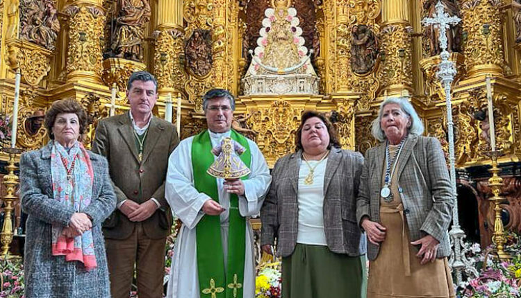 La Hermandad de Isla Cristina ha entregado un traje para el Pastorcito.