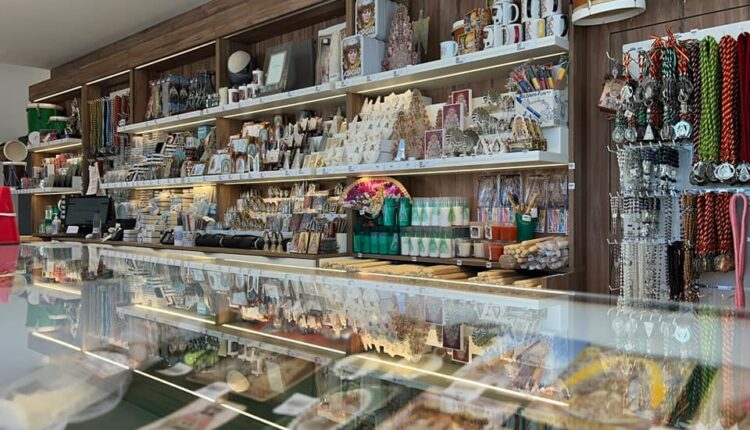 Los puntos de venta de la Hermandad Matriz en el Santuario del Rocío actualizan y renuevan sus instalaciones