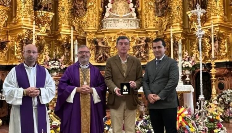 Hermandad de San Fernando – Ofrenda de un Broche a la Virgen del Rocío por su XXV aniversario fundacional