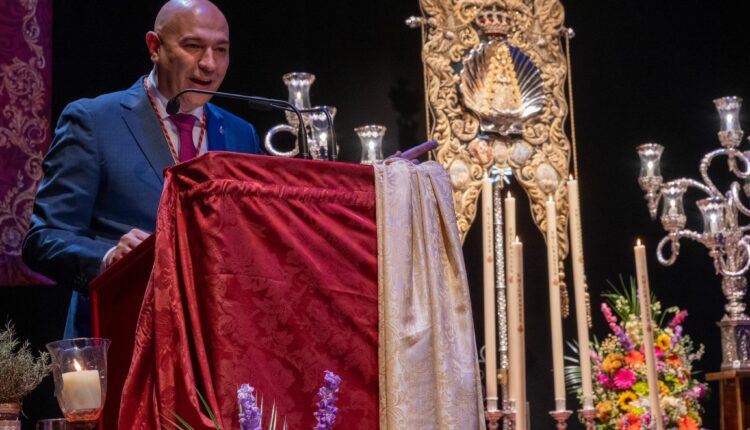 Hermandad de Emigrantes – Garrido lleva el espíritu rociero al Gran Teatro con su pregón de emoción y devoción