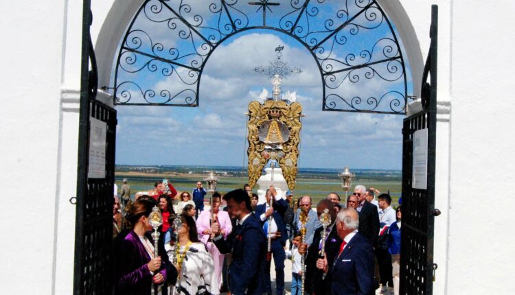 Emigrantes realiza su tradicional ofrenda floral a la Patrona de Huelva, la Virgen de la Cinta 2024