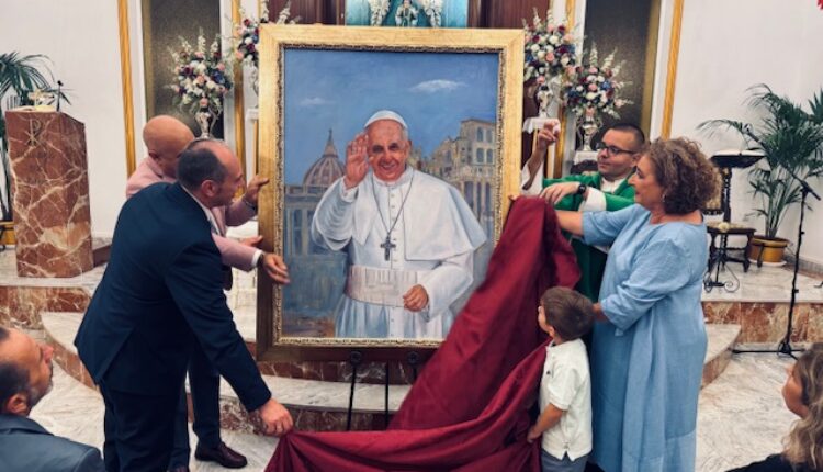 Emigrantes dedica un cuadro al Papa Francisco en el inicio de su nuevo curso pastoral