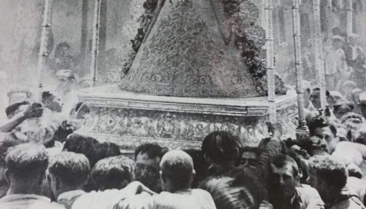 𝗚𝗥𝗔𝗡𝗗𝗜𝗢𝗦𝗢 𝗛𝗢𝗠𝗘𝗡𝗔𝗝𝗘 𝗘𝗡 𝗟𝗔 𝗖𝗢𝗟𝗘𝗚𝗜𝗔𝗟 𝗗𝗘𝗟 𝗗𝗜𝗩𝗜𝗡𝗢 𝗦𝗔𝗟𝗩𝗔𝗗𝗢𝗥 a la Virgen, al Rocío, a Almonte y a los Sanitarios