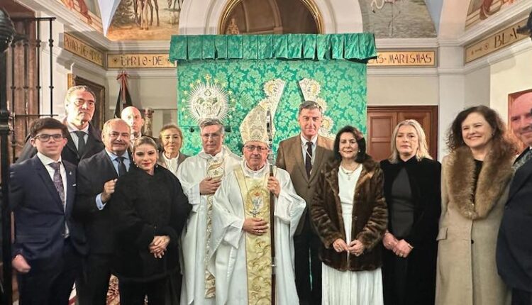 Bendición y presentación de los nuevos atributos de la Virgen del Rocío