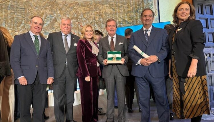 La Junta de Andalucía ha otorgado la Bandera de Andalucía a las Colonias de la Hermandad del Rocío de Triana.