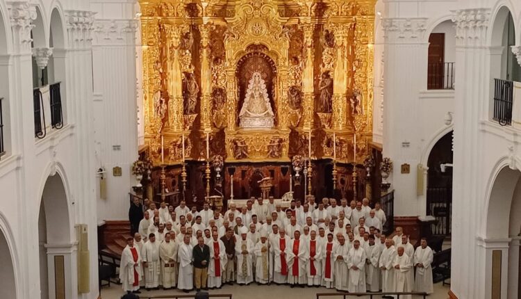 Una amplia representación de los vicarios Episcopales de las sesenta y nueve diócesis de España visian el Rocío