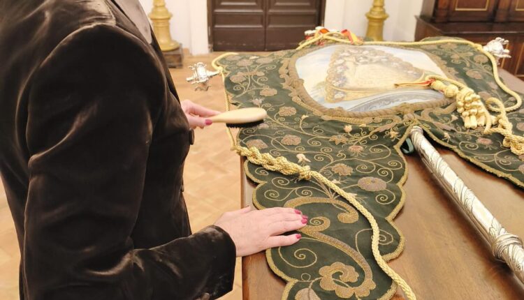 Trabajos de restauración del Simpecado verde de la Hdad. Matriz en Roma