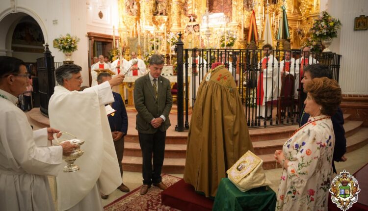 Bendecido el pañito y el guardapolvo que llevará la Virgen en su Venida 2026