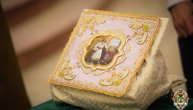 Descubre los detalles del diseño, la simbología y el significado del nuevo pañito que llevará la Virgen en su traslado a Almonte.